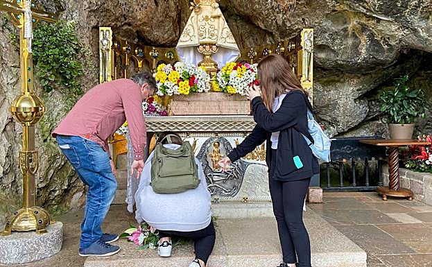 Arsenio Alonso, Lucía Duruelo y Ariadna Fernández colocan la ofrenda. 