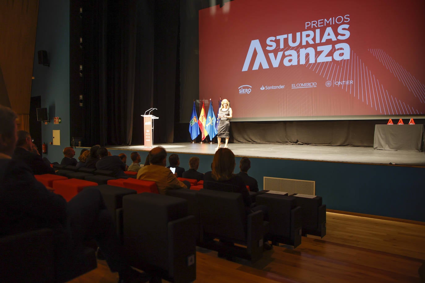 EL COMERCIO entregó en una ceremonia celebrada en El Centro Polivalente de Lugones, sus Premios Avanza 2022, que reconocen la labor y la contribución de las empresas asturianas a la economía regional, la generación de riqueza y empleo y su compromiso corporativo con la sociedad. Los ganadores en esta edición fueron Izertis, Windar Renovables y Neoalgae.