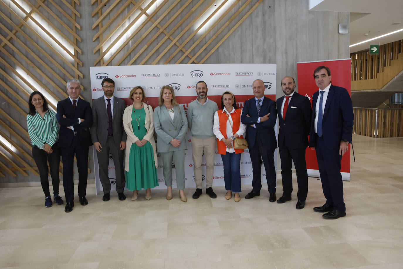 EL COMERCIO entregó en una ceremonia celebrada en El Centro Polivalente de Lugones, sus Premios Avanza 2022, que reconocen la labor y la contribución de las empresas asturianas a la economía regional, la generación de riqueza y empleo y su compromiso corporativo con la sociedad. Los ganadores en esta edición fueron Izertis, Windar Renovables y Neoalgae.