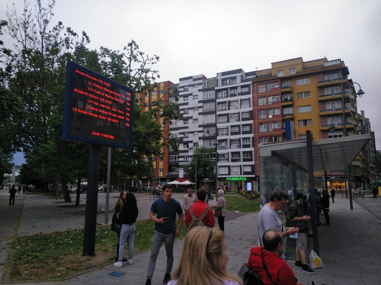 Pantalla de grandes dimensiones en la que se reflejan los tiempos de llegada de cada línea a la parada de la calle Jardines en Las Meanas. 