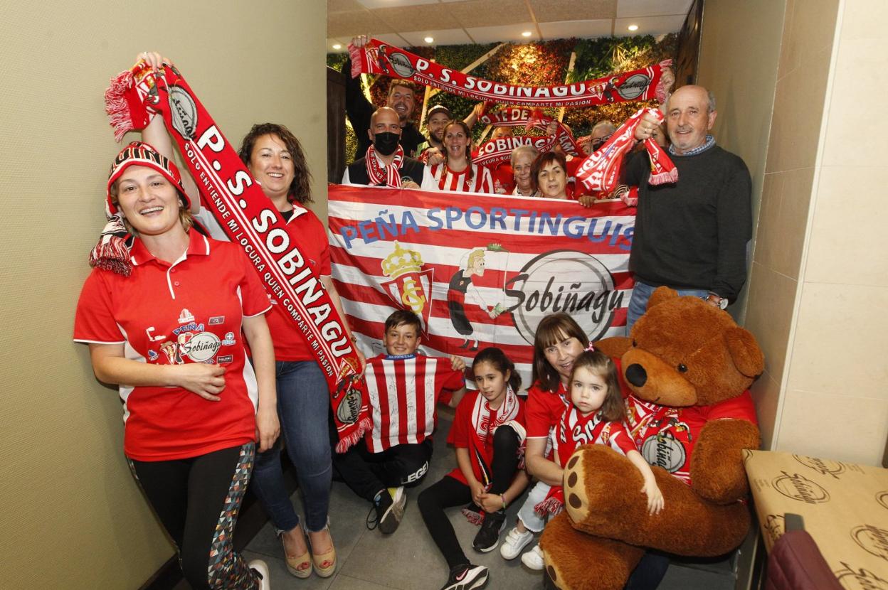 Una nutrida representación de la Peña Sobiñagu, que acudirá a Fuenlabrada para apoyar al Sporting.