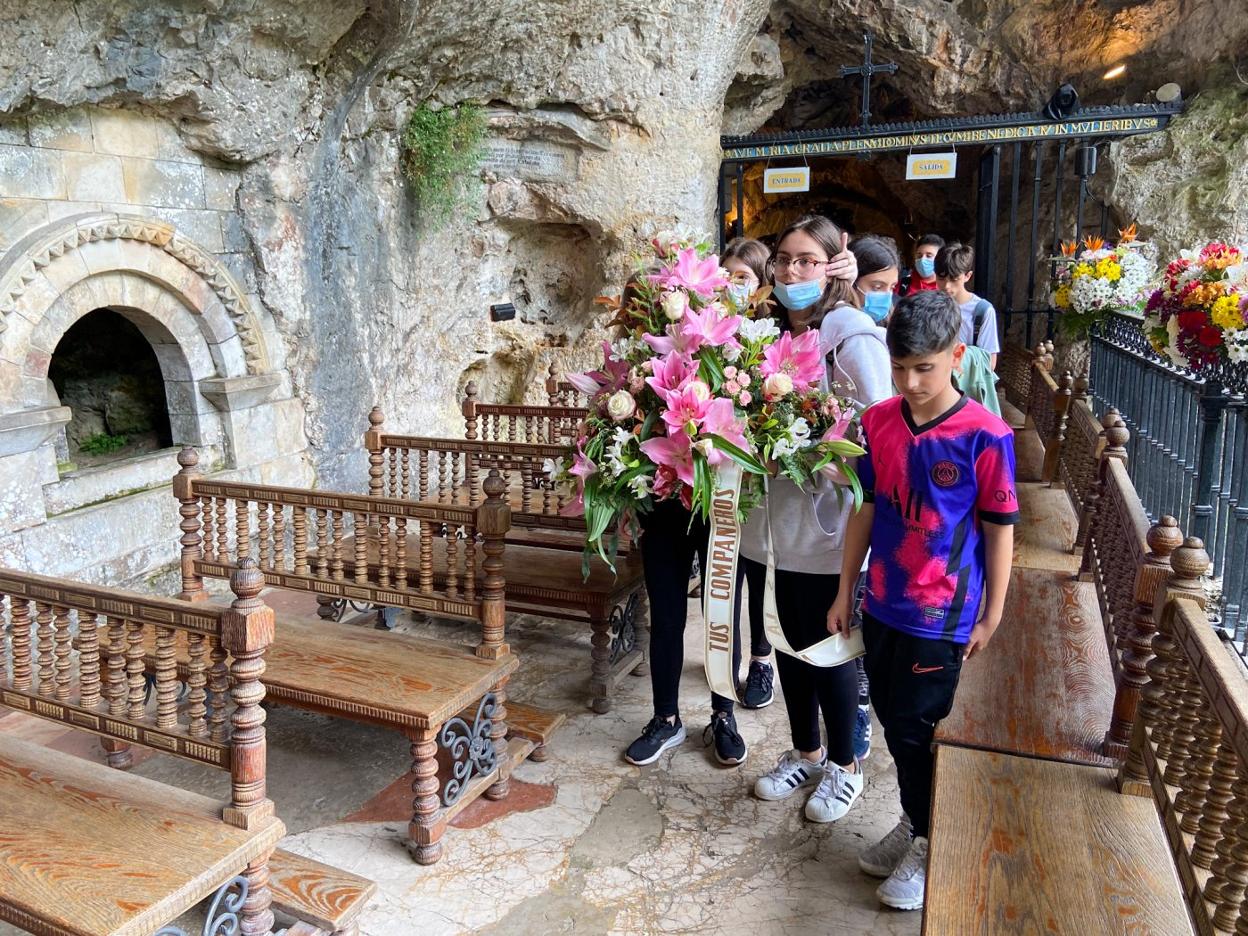 Los alumnos llevaron hasta la Santa Cueva el ramo de flores. 