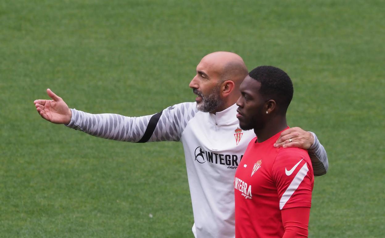 Abelardo y Puma Rodríguez en un entrenamiento del Sporting en El Molinón. 