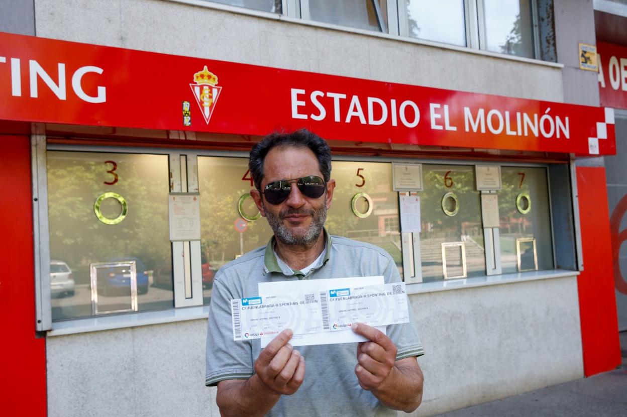 Rubén Fernández, tras retirar sus entradas, ayer, en El Molinón. 