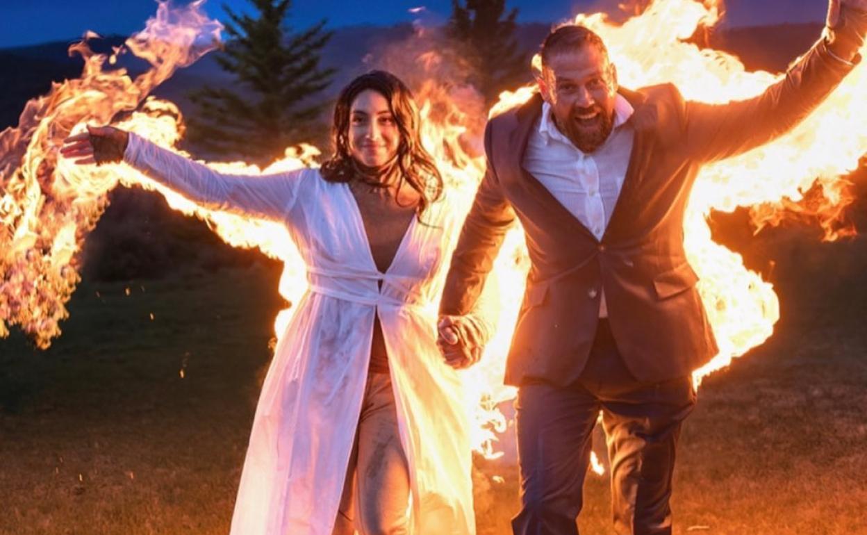 Una pareja de recién casados arde en llamas. 