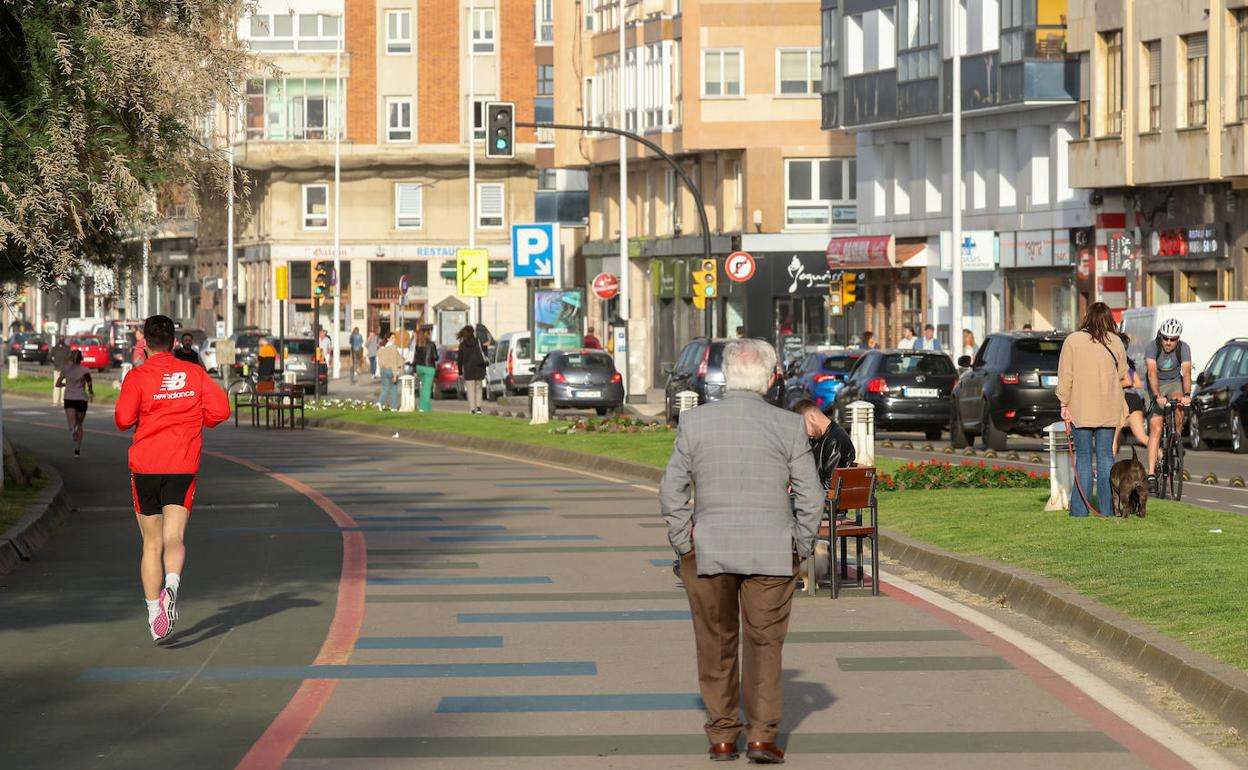 Gente paseando por el 'cascayu'.