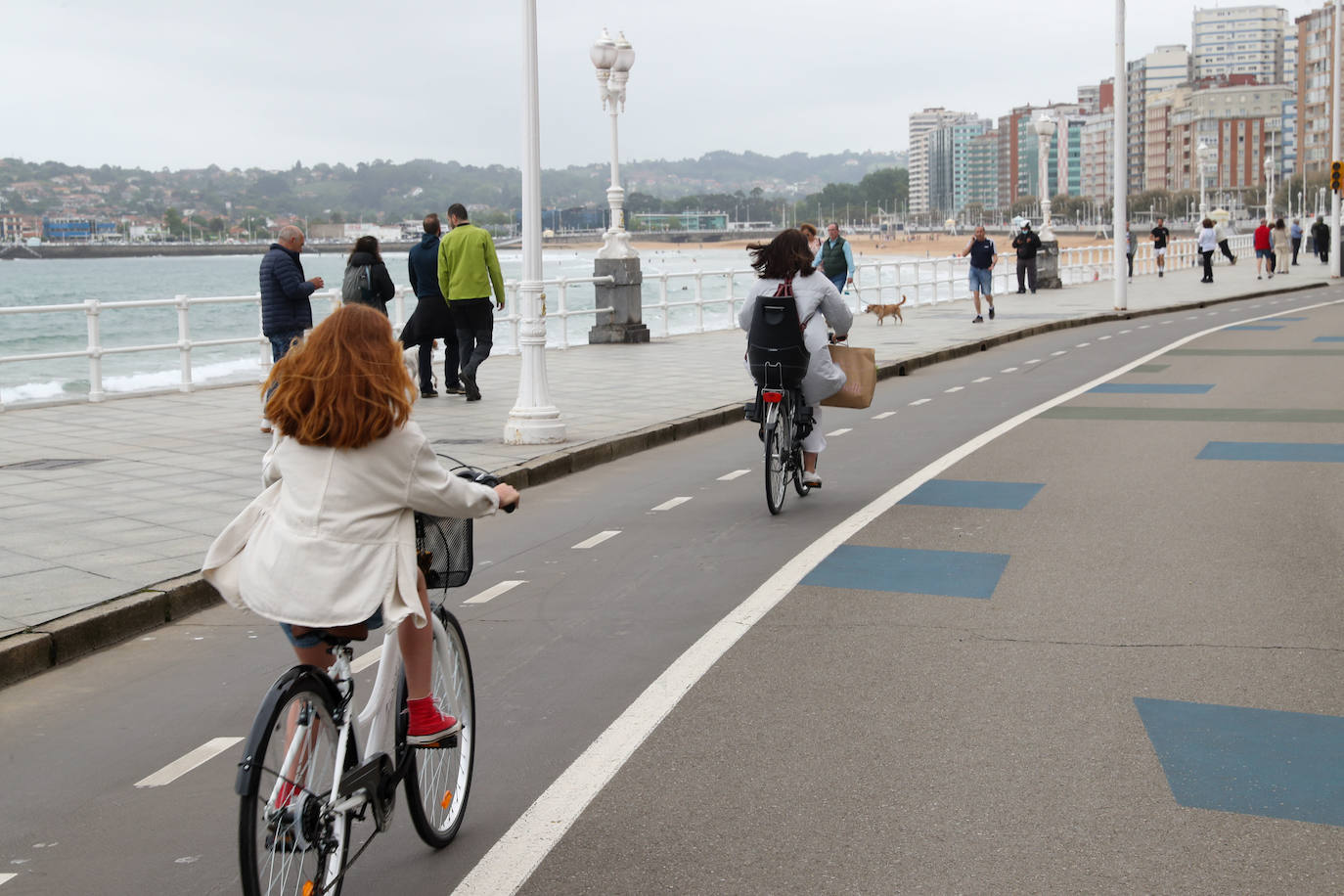 La sentencia contra el 'cascayu' y su posible e inminente reapertura al tráfico de vehículos no deja indiferentes ni a peatones ni a conductores ni a ciclistas. La incertidumbre de la situación judicial a la espera del depósito de la fianza por parte de Stop Muro también se traslada a la ciudadanía, que tendrá que esperar unos días para saber si podrá seguir caminando o corriendo por el 'cascayu'.