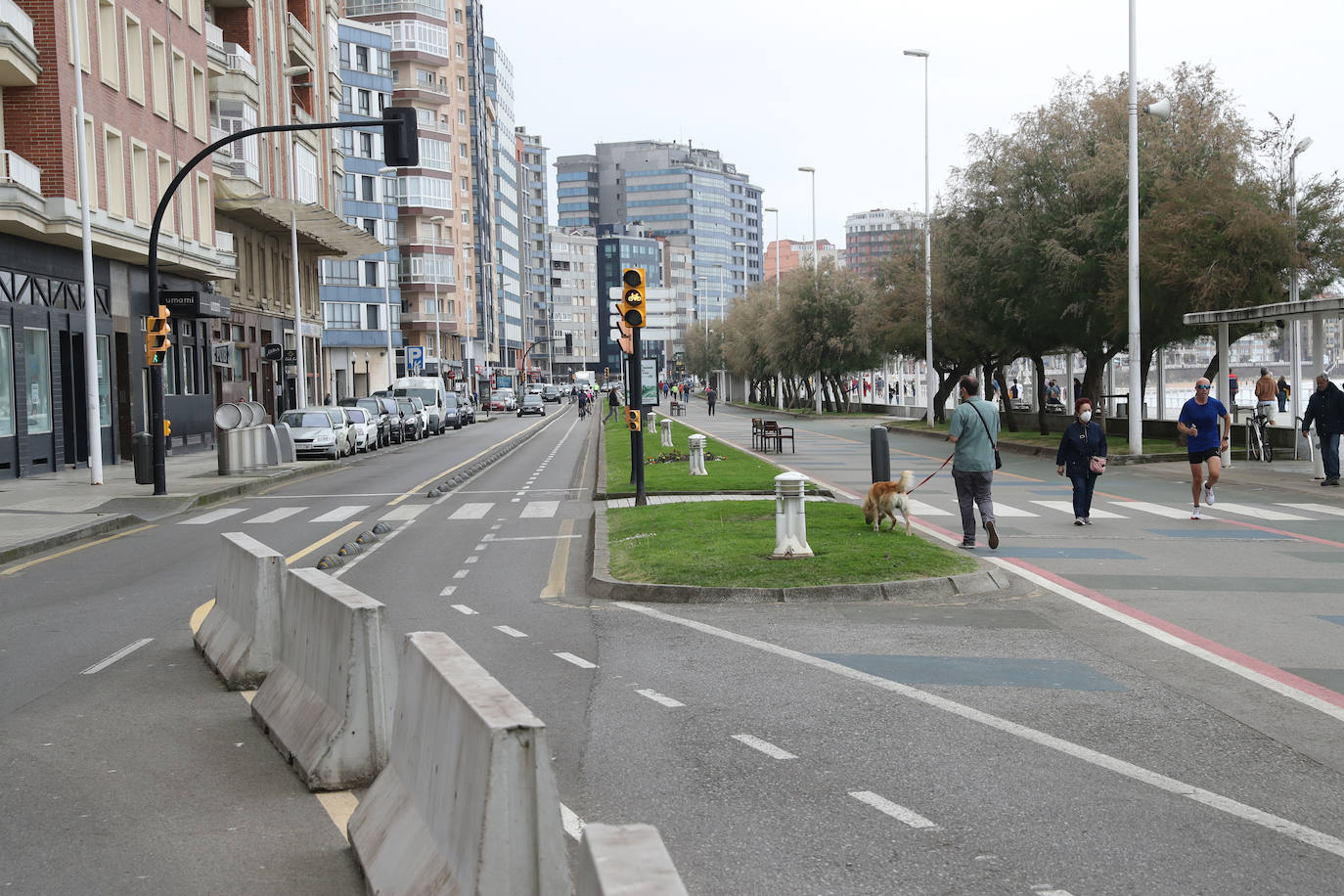 La sentencia contra el 'cascayu' y su posible e inminente reapertura al tráfico de vehículos no deja indiferentes ni a peatones ni a conductores ni a ciclistas. La incertidumbre de la situación judicial a la espera del depósito de la fianza por parte de Stop Muro también se traslada a la ciudadanía, que tendrá que esperar unos días para saber si podrá seguir caminando o corriendo por el 'cascayu'.