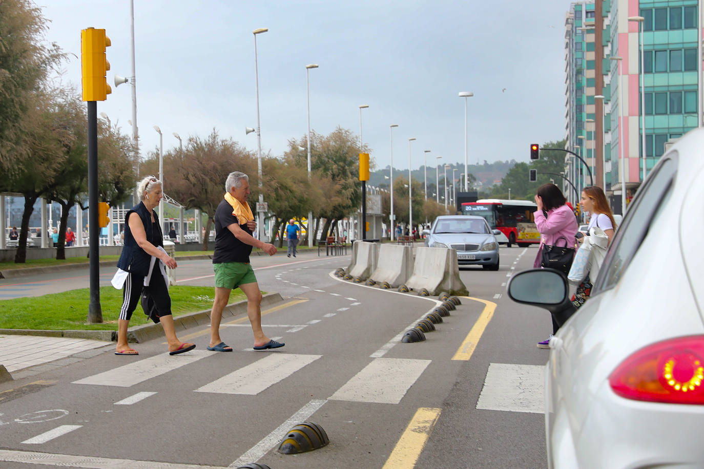 La sentencia contra el 'cascayu' y su posible e inminente reapertura al tráfico de vehículos no deja indiferentes ni a peatones ni a conductores ni a ciclistas. La incertidumbre de la situación judicial a la espera del depósito de la fianza por parte de Stop Muro también se traslada a la ciudadanía, que tendrá que esperar unos días para saber si podrá seguir caminando o corriendo por el 'cascayu'.