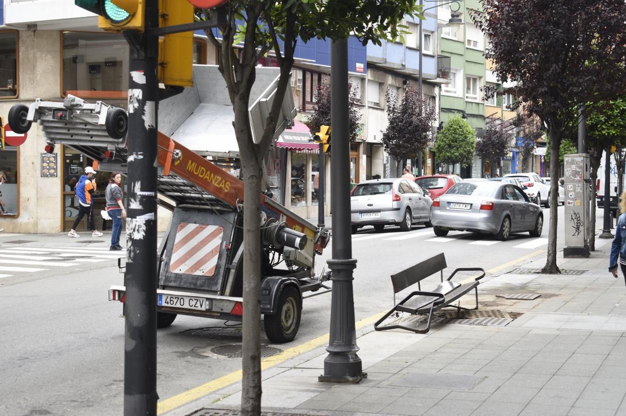 El coche arrancó un banco y un árbol de Magnus Blikstad. 