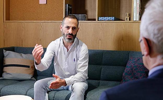 Ángel García es entrevistado por Juan Neira. 