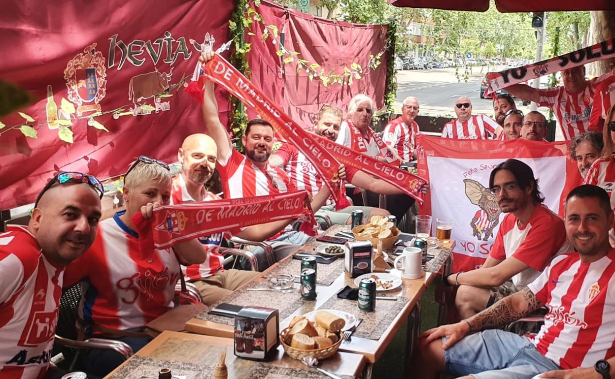 La peña es De Madrid al Cielo, al mediodía, en su sede de la Cervecería Hevia.