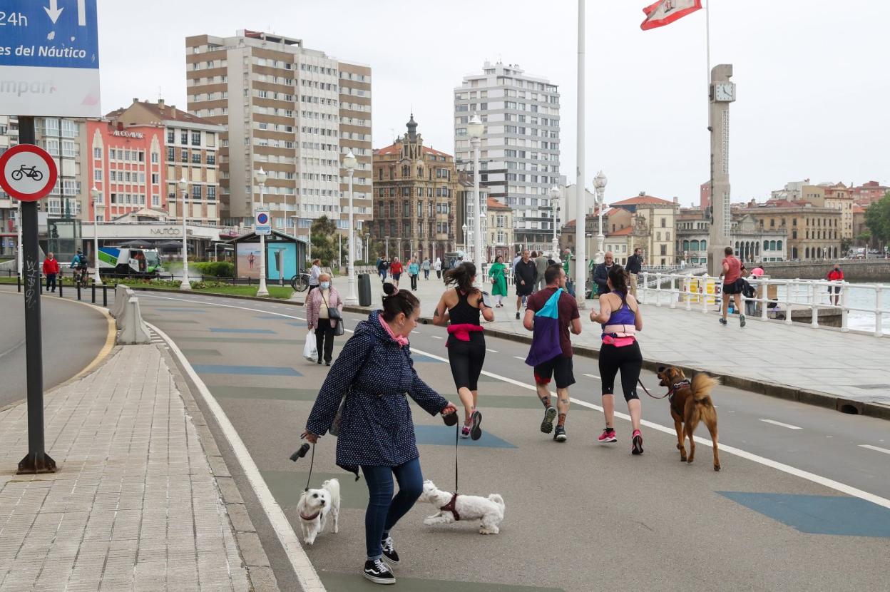 Tránsito peatonal por el 'cascayu', a la altura del martillo de Capua, ayer por la mañana. 