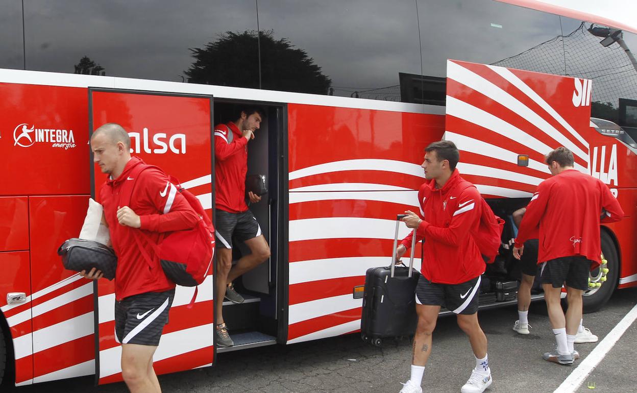 Jugadores del Sporting, con Kravets en primer término, a su llegada a Mareo este domingo