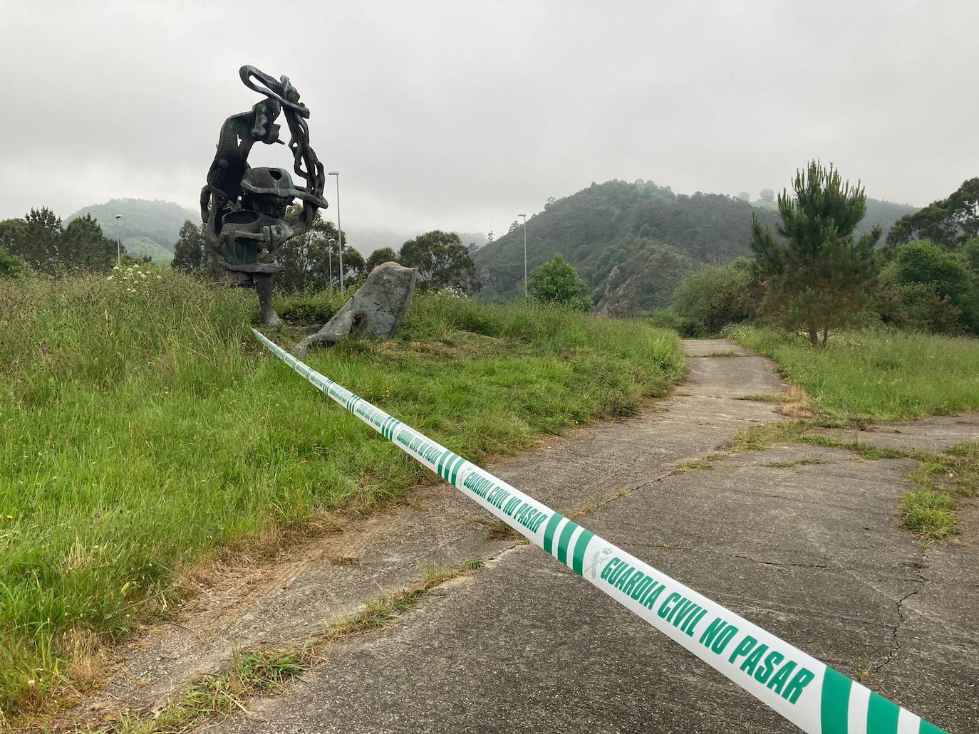 Fotos: Intentan robar una escultura metálica de Miguel Ángel Lombardía en Cudillero