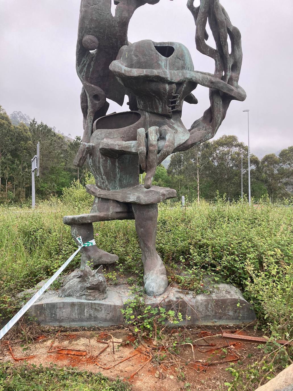 Fotos: Intentan robar una escultura metálica de Miguel Ángel Lombardía en Cudillero
