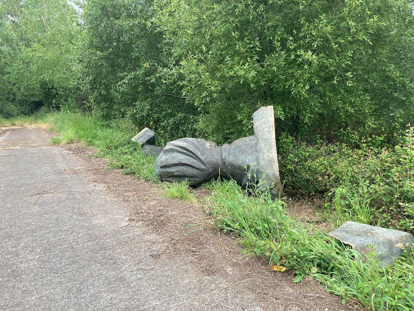 Fotos: Intentan robar una escultura metálica de Miguel Ángel Lombardía en Cudillero