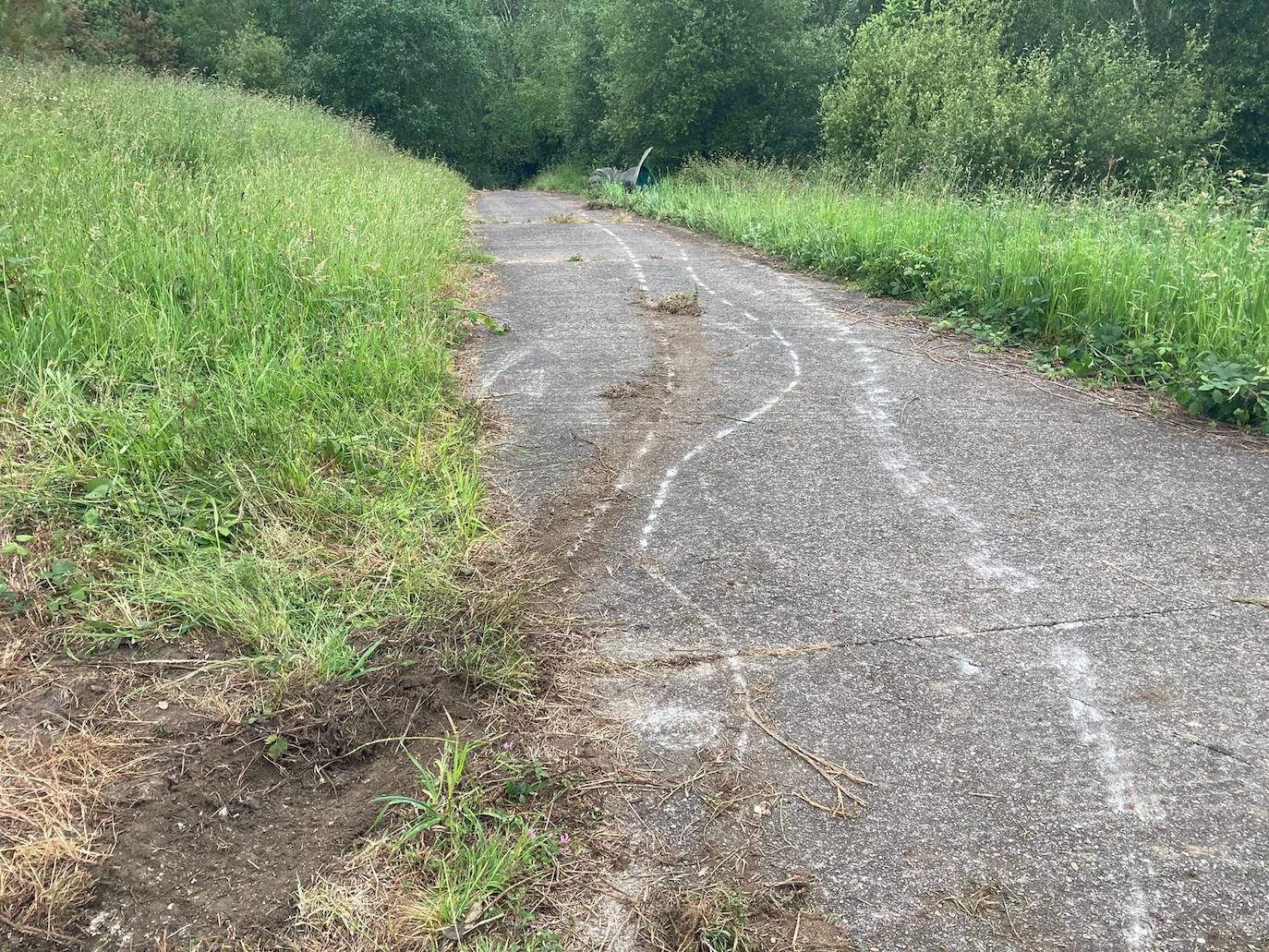 Fotos: Intentan robar una escultura metálica de Miguel Ángel Lombardía en Cudillero