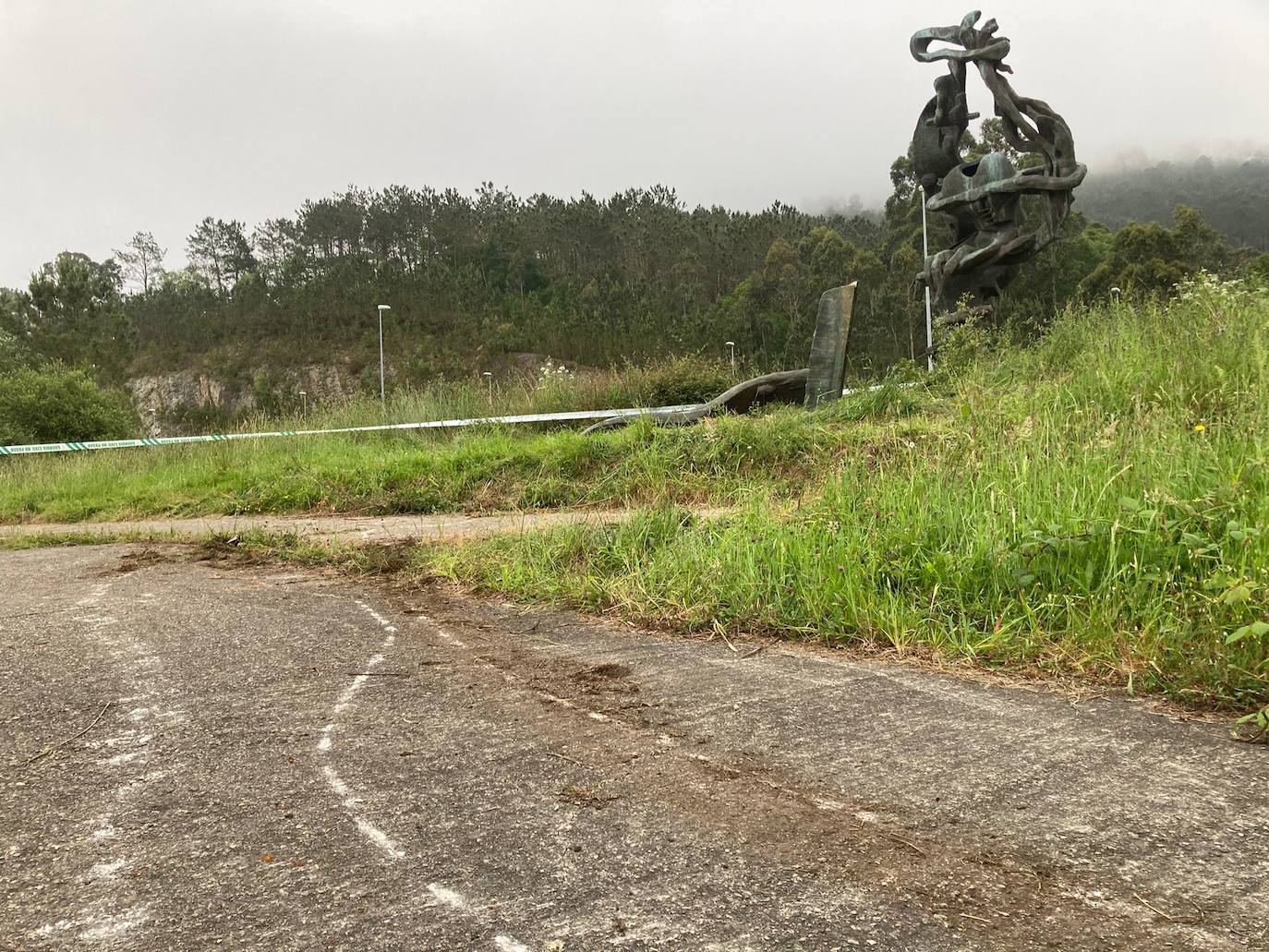 Fotos: Intentan robar una escultura metálica de Miguel Ángel Lombardía en Cudillero