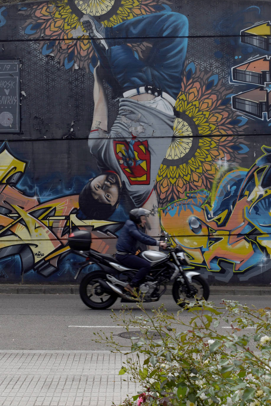 Algunas calles de Gijón se han convertido en un museo al aire libre en el que disfrutar de grafitis artísticos. Algunas de estas pinturas, muchas alejadas del vandalismo, son ya un elemento más del paisaje urbano. Sin embargo, no gustan a todo el mundo 