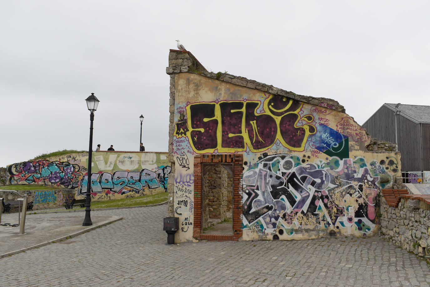 Algunas calles de Gijón se han convertido en un museo al aire libre en el que disfrutar de grafitis artísticos. Algunas de estas pinturas, muchas alejadas del vandalismo, son ya un elemento más del paisaje urbano. Sin embargo, no gustan a todo el mundo 