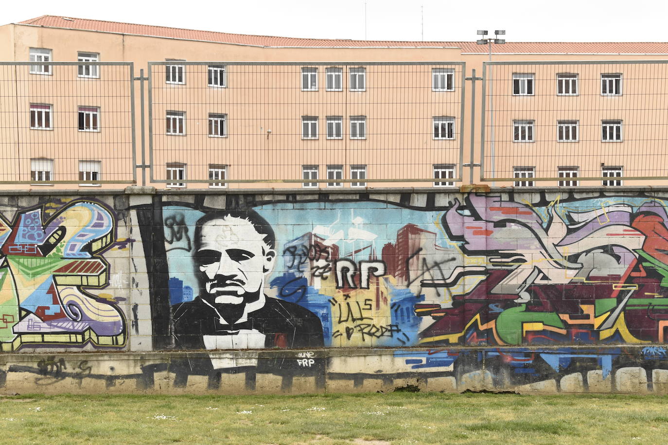 Algunas calles de Gijón se han convertido en un museo al aire libre en el que disfrutar de grafitis artísticos. Algunas de estas pinturas, muchas alejadas del vandalismo, son ya un elemento más del paisaje urbano. Sin embargo, no gustan a todo el mundo 