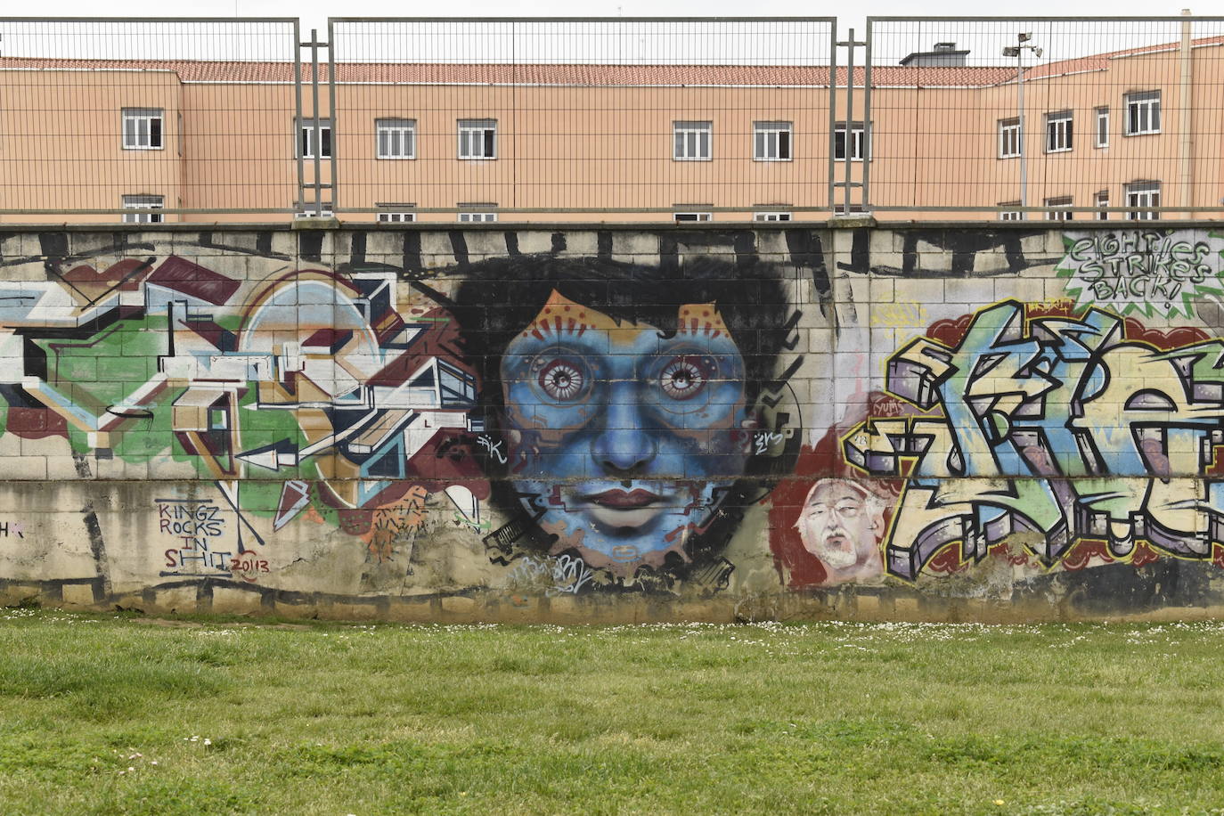 Algunas calles de Gijón se han convertido en un museo al aire libre en el que disfrutar de grafitis artísticos. Algunas de estas pinturas, muchas alejadas del vandalismo, son ya un elemento más del paisaje urbano. Sin embargo, no gustan a todo el mundo 