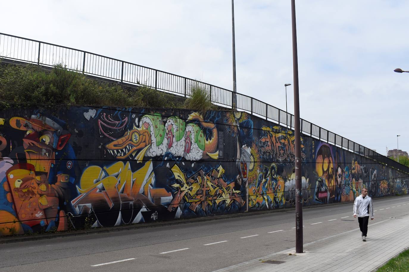 Algunas calles de Gijón se han convertido en un museo al aire libre en el que disfrutar de grafitis artísticos. Algunas de estas pinturas, muchas alejadas del vandalismo, son ya un elemento más del paisaje urbano. Sin embargo, no gustan a todo el mundo 