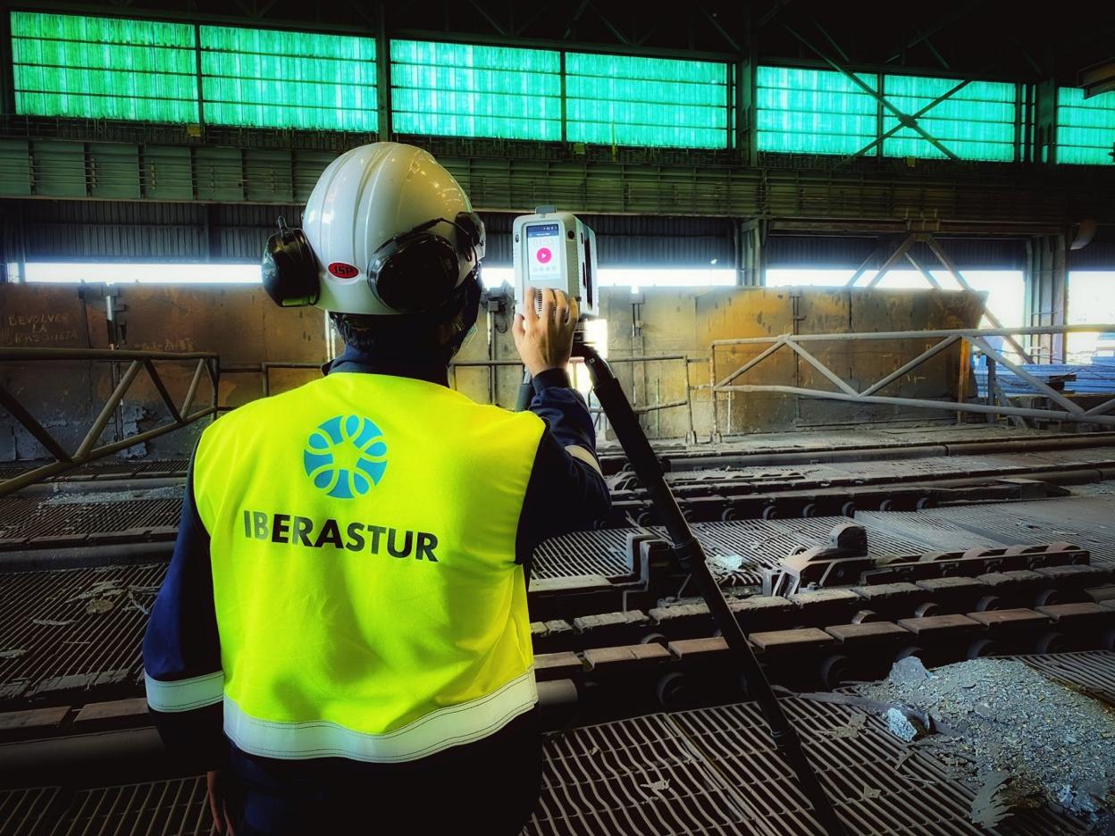 Un trabajador de Iberastur tomando datos en planta. 