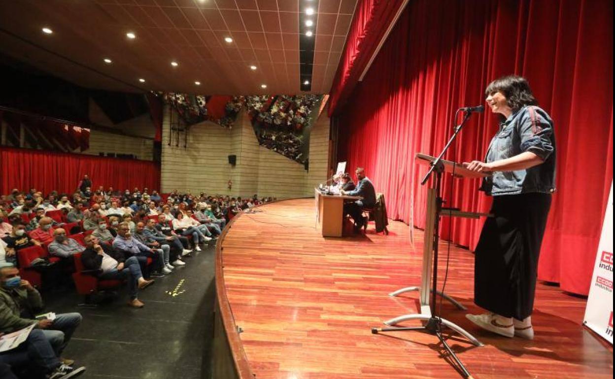 Asamblea de la federación de Industria de CC OO esta mañana en Avilés liderada por la secretaria general federal del sector, Garbiñe Espejo.