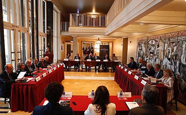 La reunión del patronato de la Ópera de Oviedo. 