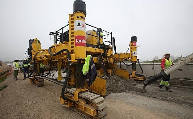 La extendedora de encofrado deslizante 'Commander III', «la más vendida de todos los tiempos», marca el ritmo de avance.