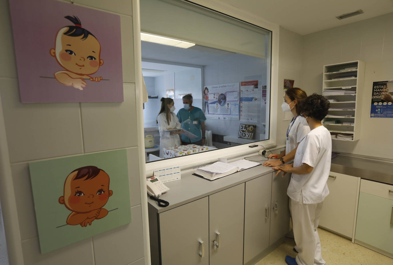 Al fondo, Nuria Madueño, supervisora y Óscar Vaquerizo, jefe de sección de Obstetricia de Cabueñes. En primer plano, María González, matrona, y Laura García, enfermera.