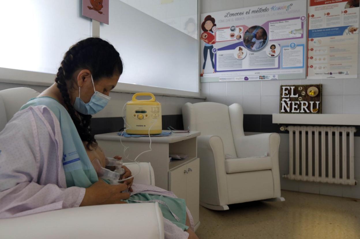 Francy López se extrae leche para alimentar a Guadalupe, de siete días e ingresada en neonatos. 