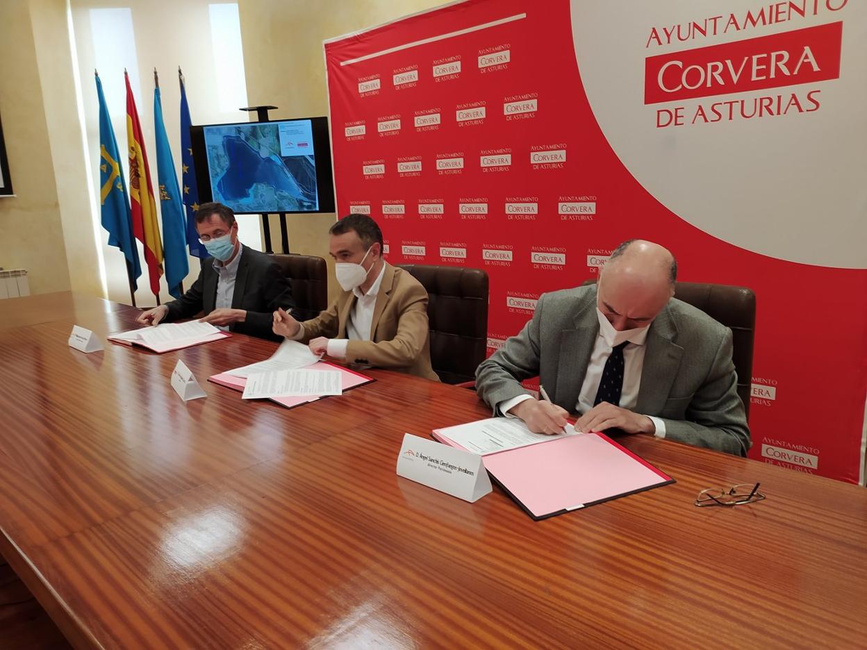 Philippe Jean-Francis, del Clúster Asturias; el alcalde, Iván Fernández, y Ángel Sanchís, director de Patrimonio de Arcelor, ayer, en plena firma. 