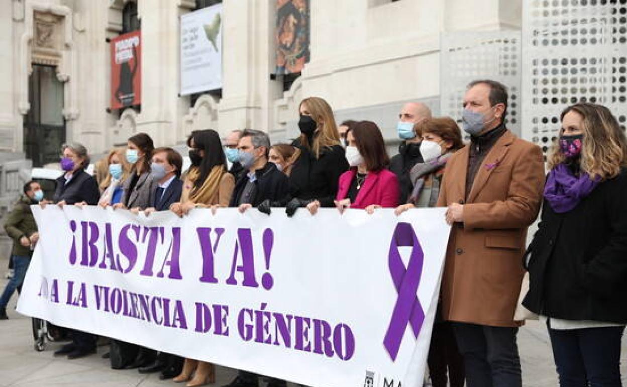 Varios miembros del Ayuntamiento de Madrid, sujetan una pancarta en contra de la violencia de género, a su llegada al acto institucional el 25 de noviembre de 2021, en Madrid.