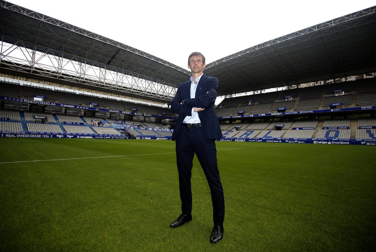 José Ángel Ziganda posa para EL COMERCIO sobre el césped del Carlos Tartiere.