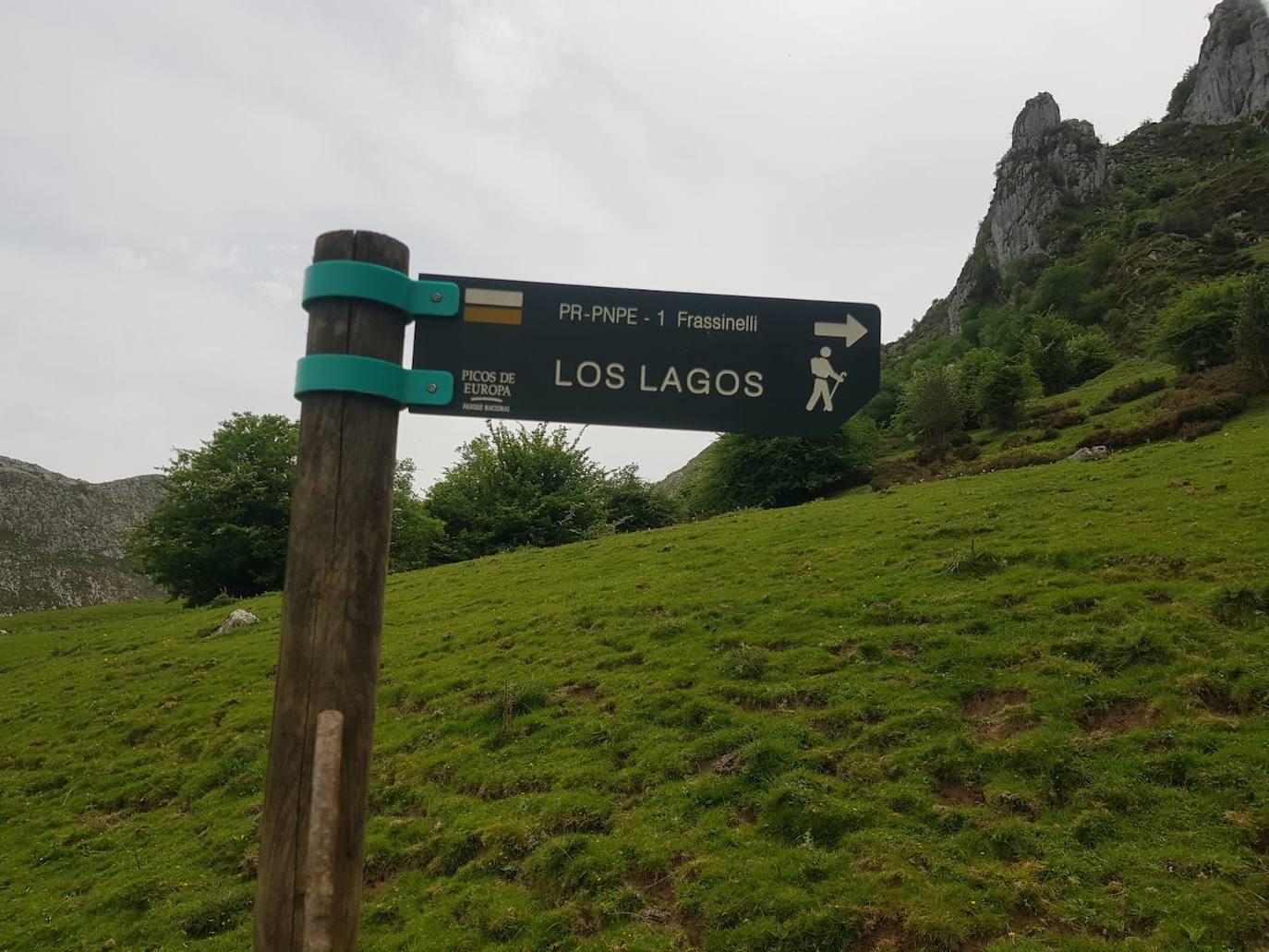 Cartel indicador de la Ruta de Frassinelli, que vamos a seguir desde aquí hasta los Lagos a modo de atajo y recorrido por los restos mineros del lugar 