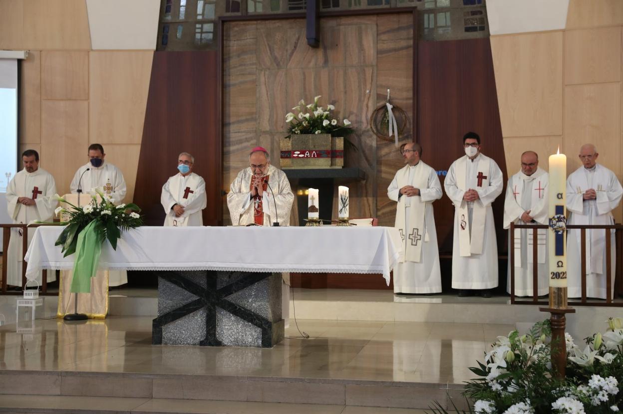 El arzobispo, Jesús Sanz Montes, presidió la misa concelebrada por el centenario del Codema. 