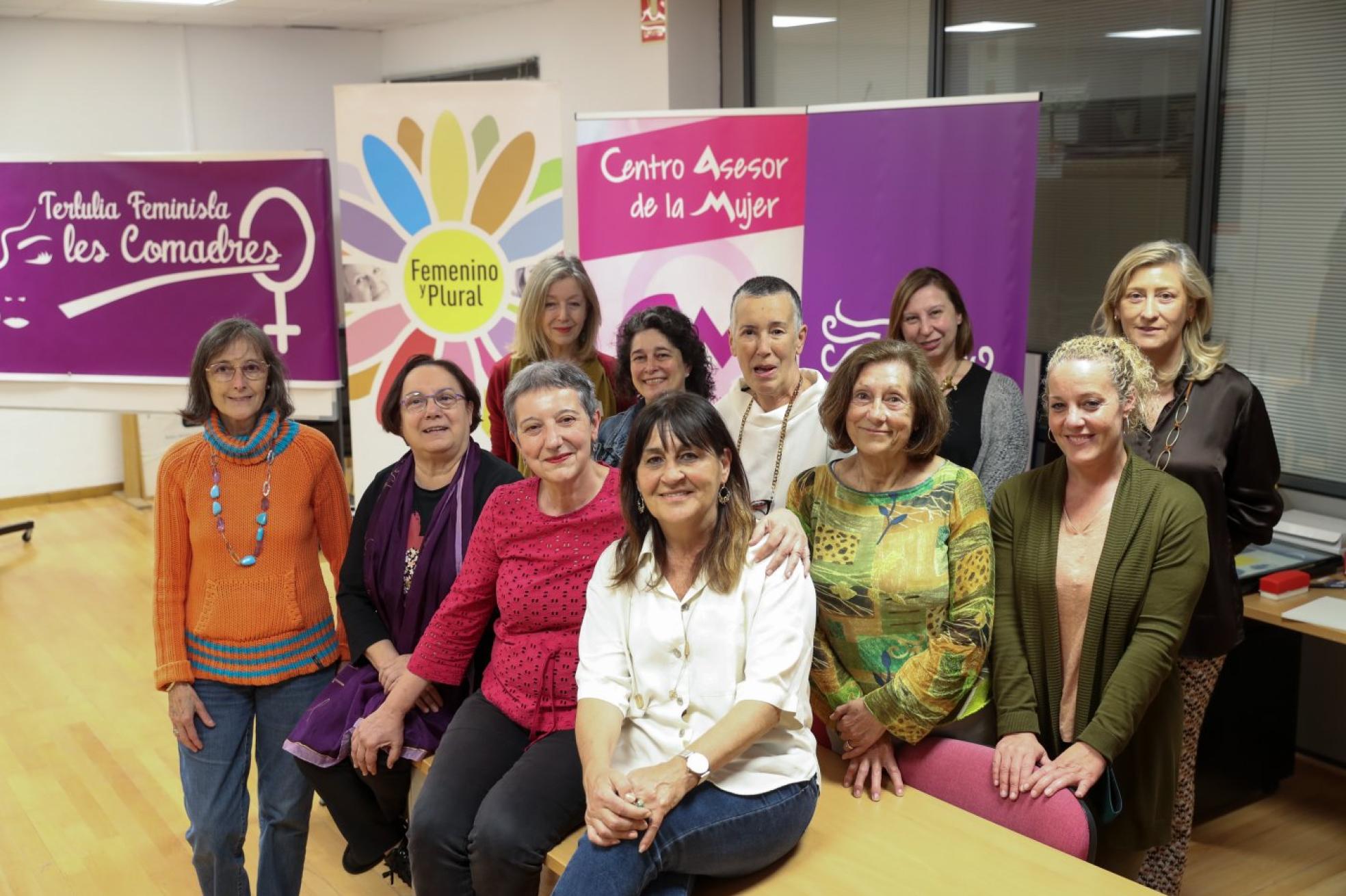 t Consejo de Mujeres. En primer plano, Victorina Fernández, Begoña Piñero, Feli Soria, Mariti Pereira, Flori Uría, Natalia Lorenzo. Detrás, Adelina Lena, Charo Blanco, Olga Muñiz, Goretti Avello y Eva Lázaro. 