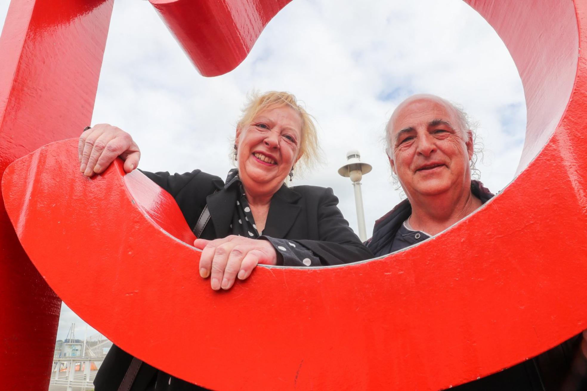 Rosa Garnacho y Chas Casado, promotores de Quiquilimón, asomados a una de las 'Letronas' del Puerto Deportivo. 