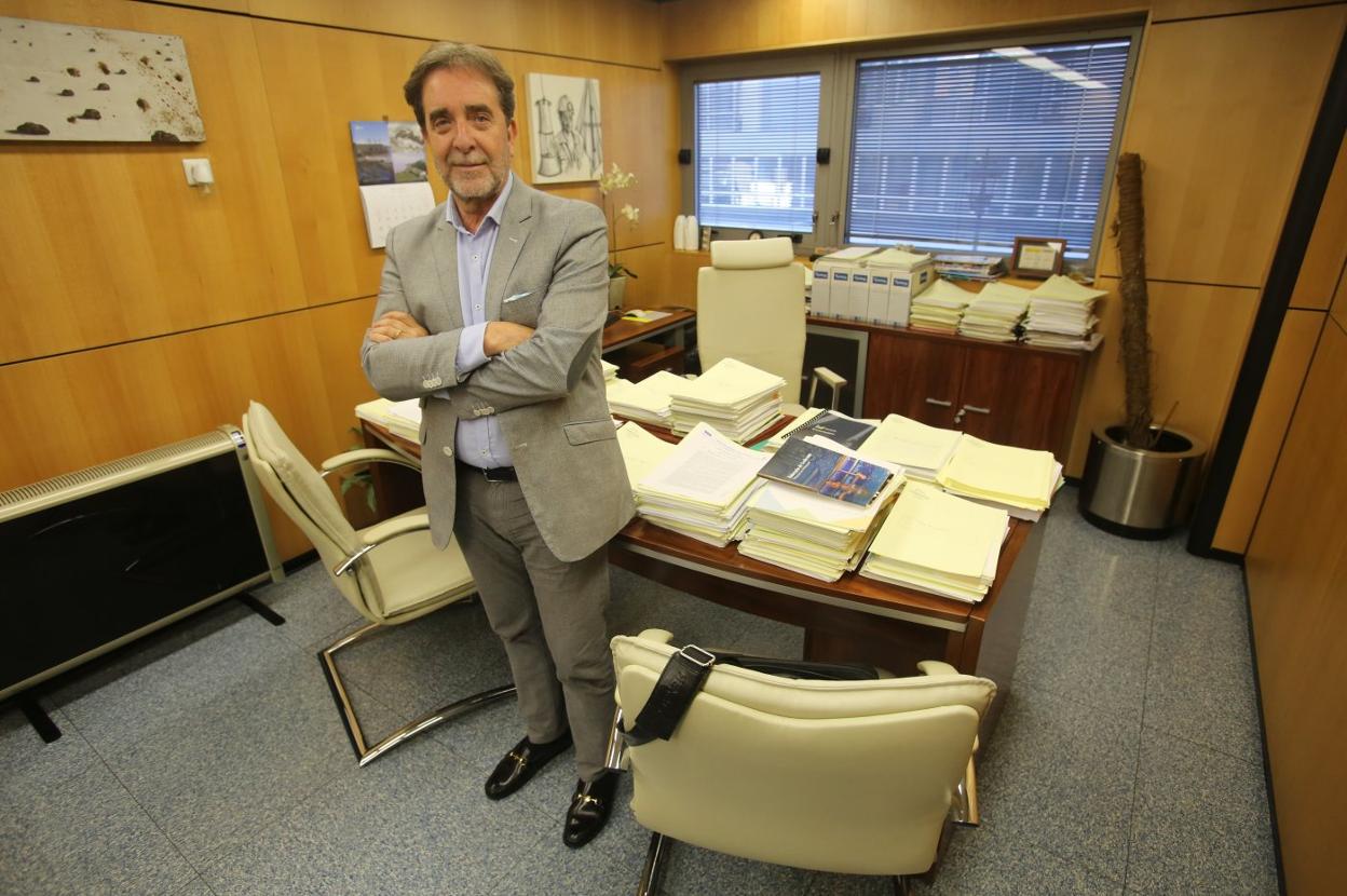 Juan José González Pulgar, en su despacho, momentos antes de iniciar la entrevista. 