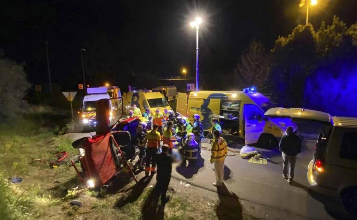 Efectivos de bomberos y personal sanitario intervienen tras el accidente de tráfico en Colunga.