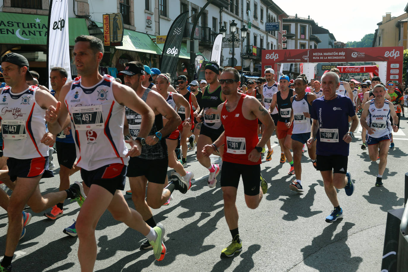 Redouan Nouini y Kautar Boulaid se adjudicaron la victoria en la EdP Media Maratón Ruta de la Reconquista, que volvió a unir deportivamente Cangas de Onís y Covadonga, una de las pruebas más consolidadas del calendario atlético y que volvía después de su ausencia en el programa federativo por la pandemia y un cambio de fechas respecto a la pasada campaña