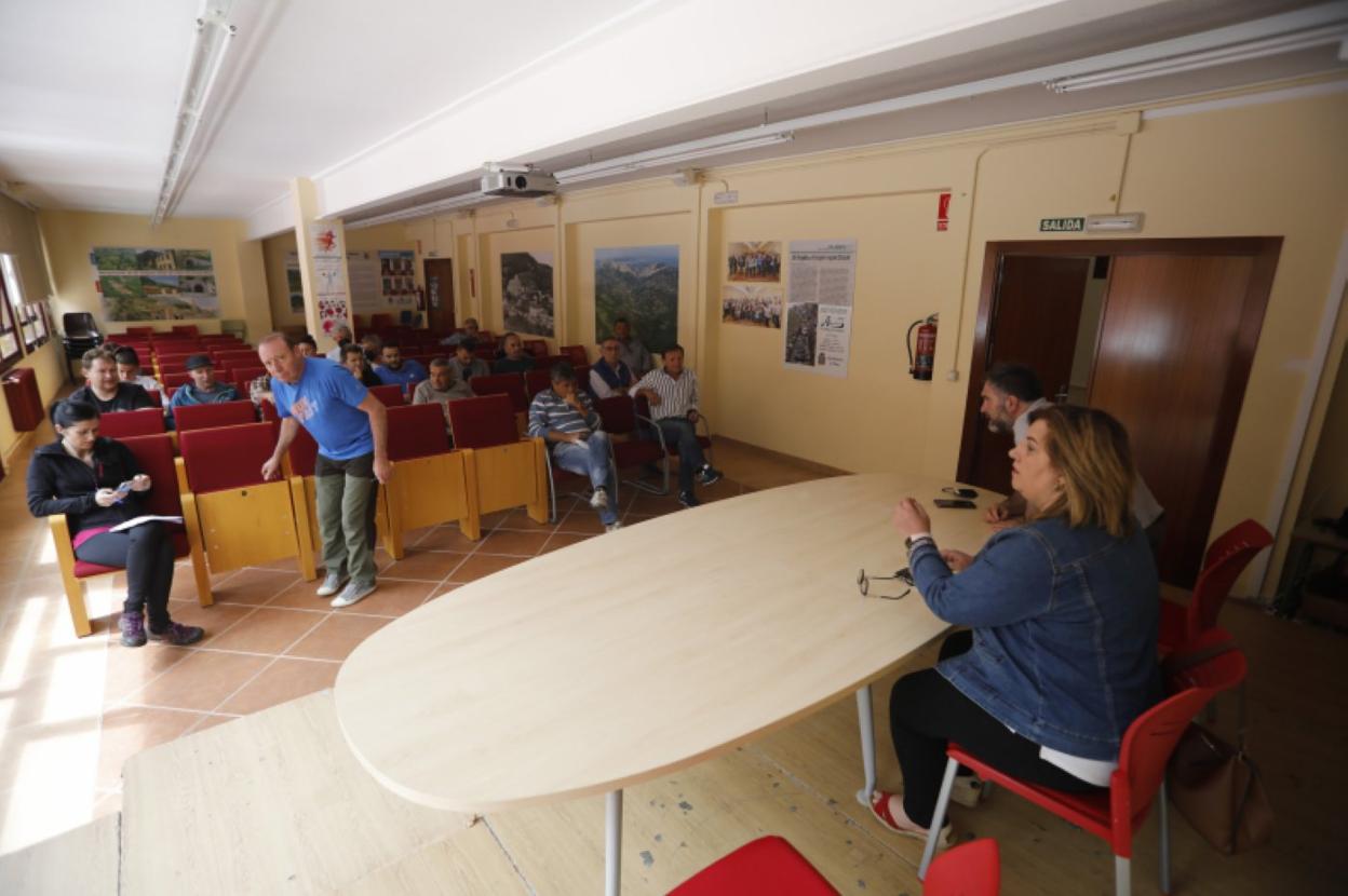 Ana Díaz y el Fernando Prendes, en la reunión con los ganaderos. 