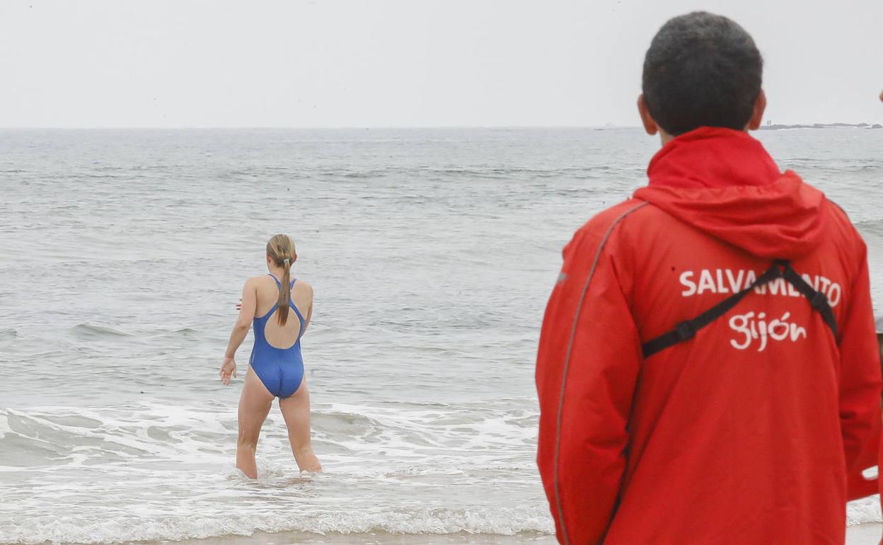 Socorristas del servicio de salvamento el primer día de la temporada de baños en la playa de San Lorenzo