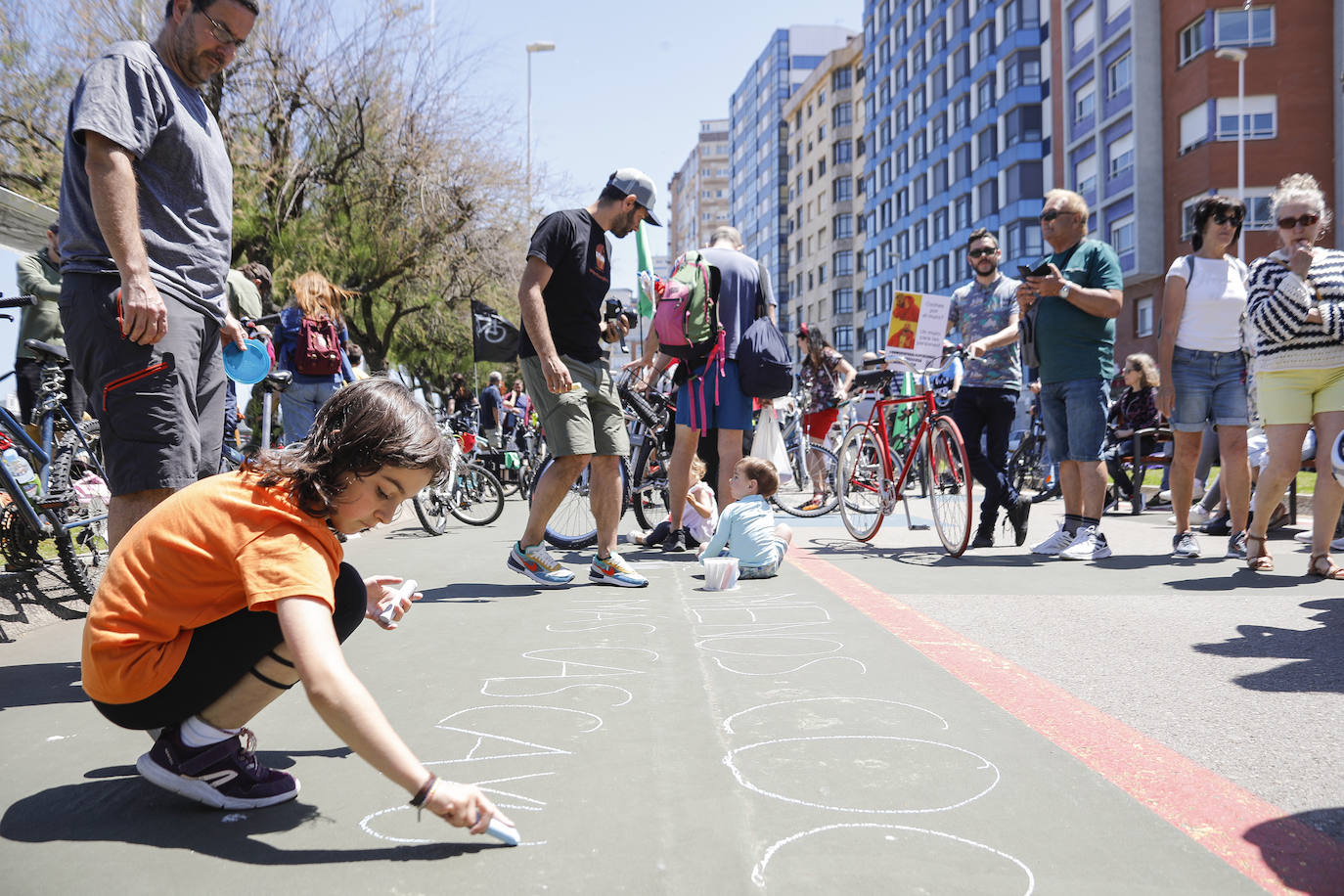 La plataforma ciudadana en defensa de la continuidad del 'cascayu', 'Un Muro para las personas', ha reunido este domingo a más de 200 personas en el espacio peatonal de Gijón, que será revertido en cuanto la asociación Stop Muro deposite el aval judicial de 48.000 euros. Paseantes y ciclistas corearon el lema «menos coches y más cascayu» y disfrutaron de una comida popular, amenizada con la música de la Charanga Ventolín, en el espacio pintado con cuadros de colores desde el verano de 2020. La plataforma lleva recogidas más de 4.000 firmas en apoyo a su manifiesto que destaca «el bajo coste y la sencillez de la implantación inicial » del 'cascayu' y rechaza «una vuelta atrás» del terreno ganado a los coches en el principal paseo marítimo de Gijón. 