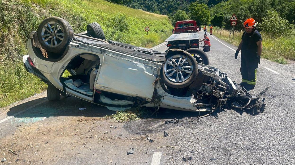 El vehículo volcado en la carretera AS-15 a la altura de la Regla de Perandones tras el accidente. 