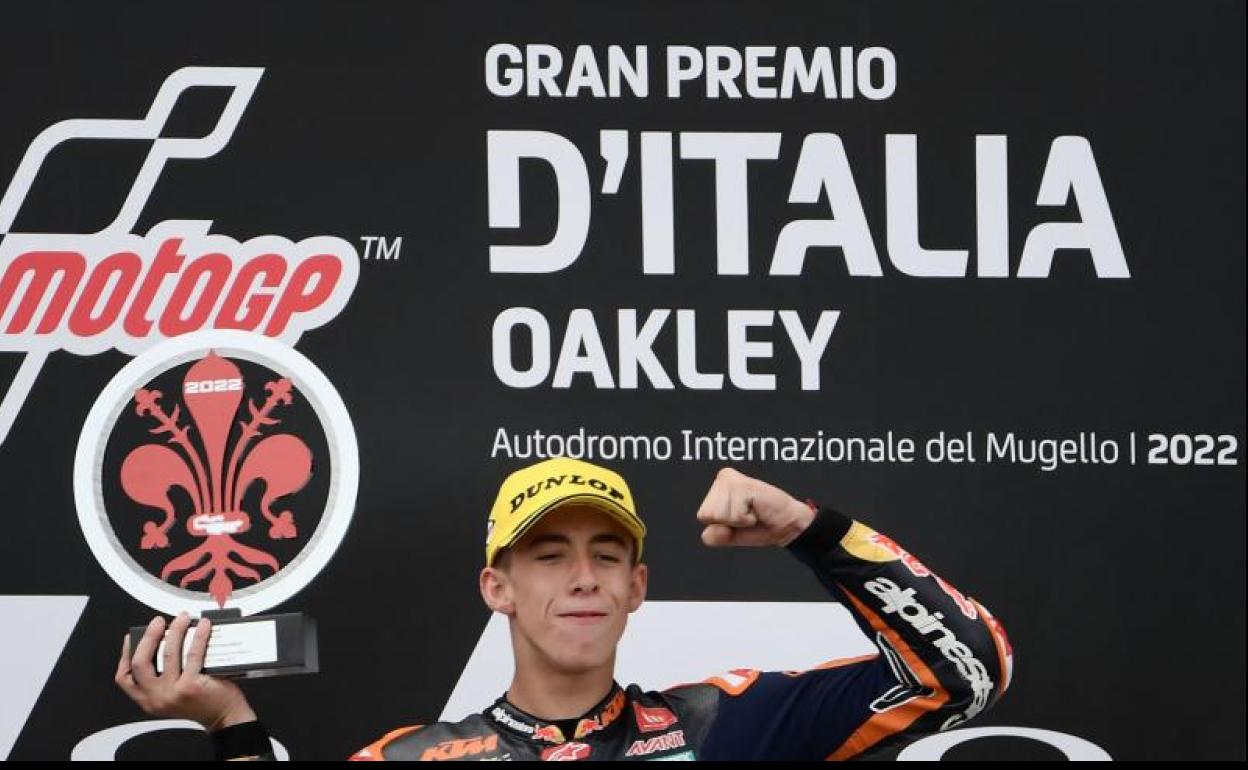 Pedro Acosta celebra su victoria en Mugello en lo más alto del podio. 