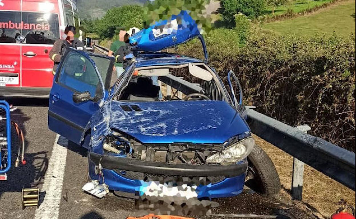 El coche en el que viajaba la mujer herida en la A-8 a la altura de Villaviciosa.